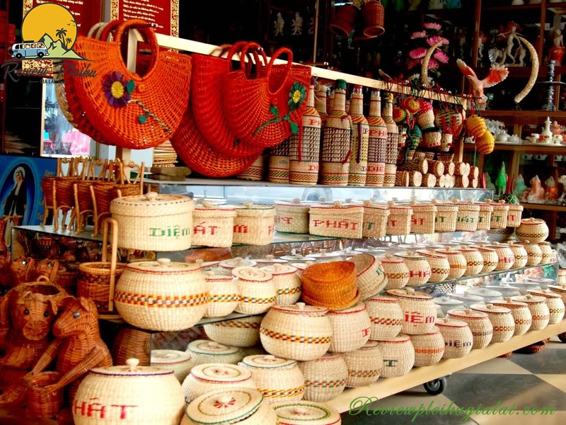 Chợ phiên Măng Đen bán gì?