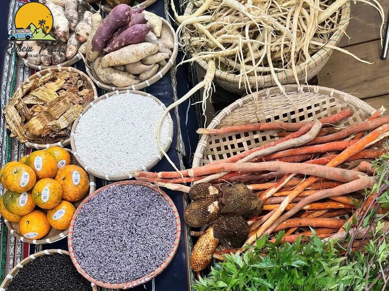 Chợ phiên Măng Đen bán gì?