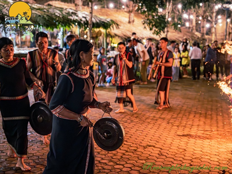 Chợ phiên Măng Đen bán gì?