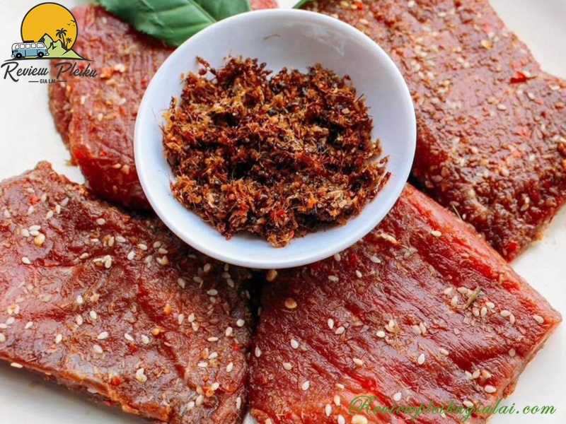 Chợ phiên Măng Đen bán gì?